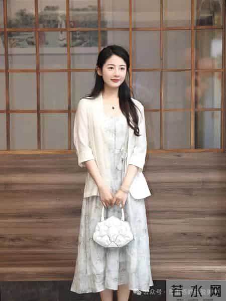 春夏通勤这么穿！竹叶印花裙配麻西装雅致不呆板