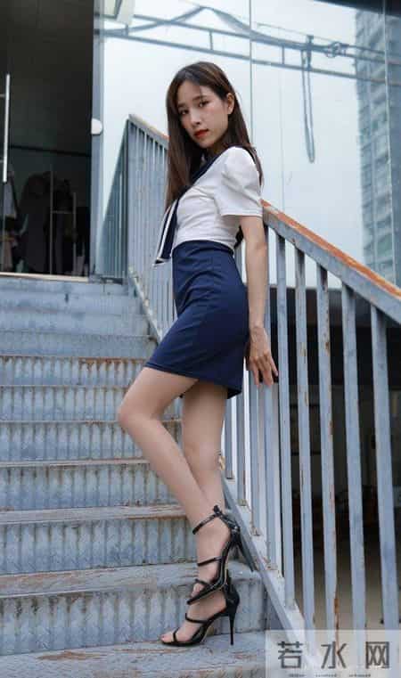 一条简约又有设计感的连衣裙,显瘦不挑人,小个子上身也无压力