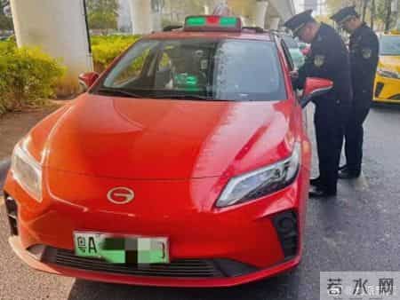 广州一出租车司机机场排队时提前1小时开始计费，收取乘客车费267元，被立案查处