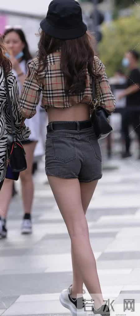 高腰牛仔短裤配松垮格子衬衫露腰,卷袖渔夫帽一戴,随性又显腿长的松弛感绝了