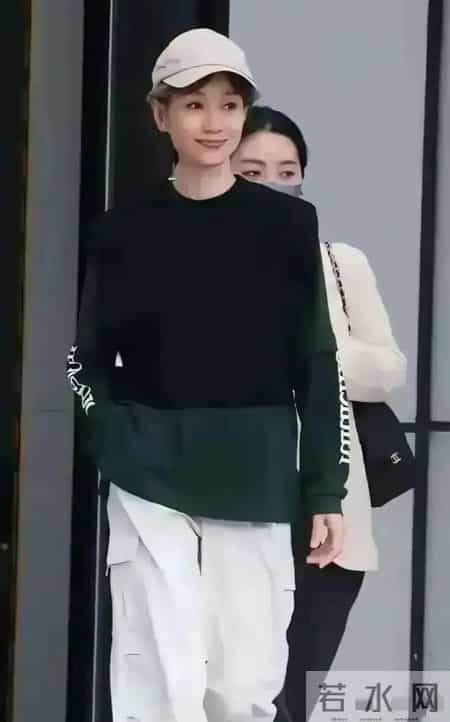 说实话我真的不敢相信她已经61岁了，看起来竟然像四十岁左右的人