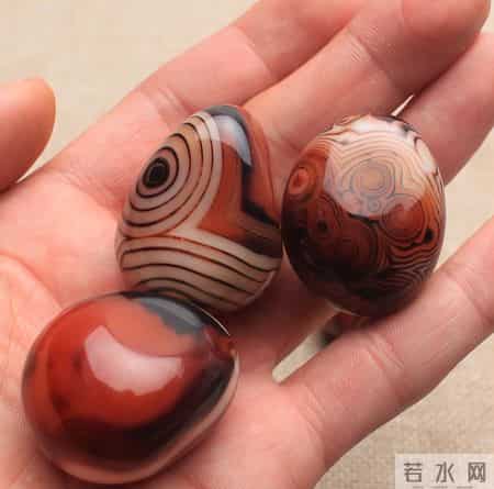 一女子去菜市场买鱼，回到家炖鱼汤时，发现肚子里有个缠丝玛瑙