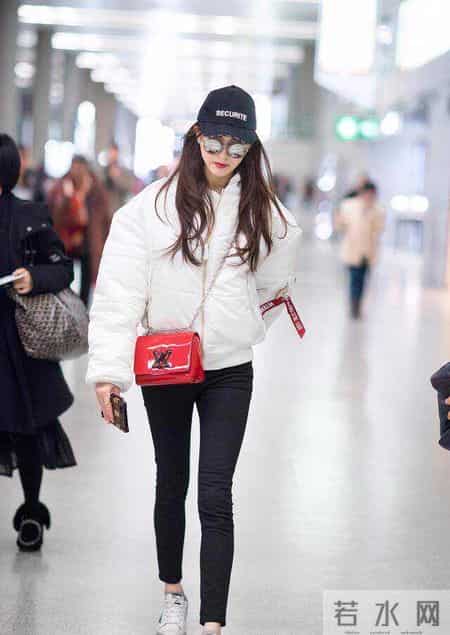 去上海发现，羽绒服没人搭小脚裤，满大街都在穿阔腿裤，高级时髦