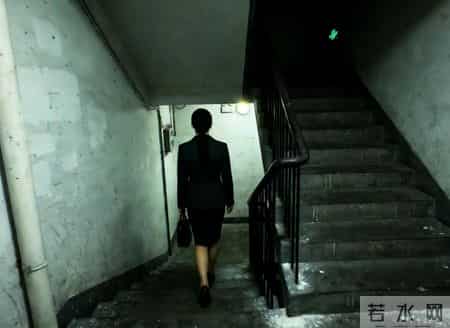 弟弟负债妈妈让我卖掉房子救人，我反问：你给他的房车留着过年？