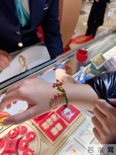 一站式解锁马年年味!银泰百货新春“三件套”美甲+手护+贴膜走红