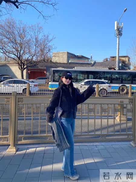 黑色毛绒外套+直筒牛仔裤，秋冬这样搭，复古又松弛~