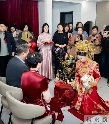 新郎晒44张婚纱照，仅有6张新娘正脸，其余大半是母亲，女方回应