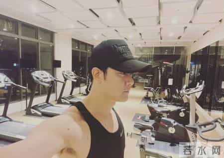 他忘不掉初恋，却爱上了两个女人，如今45岁仍未婚