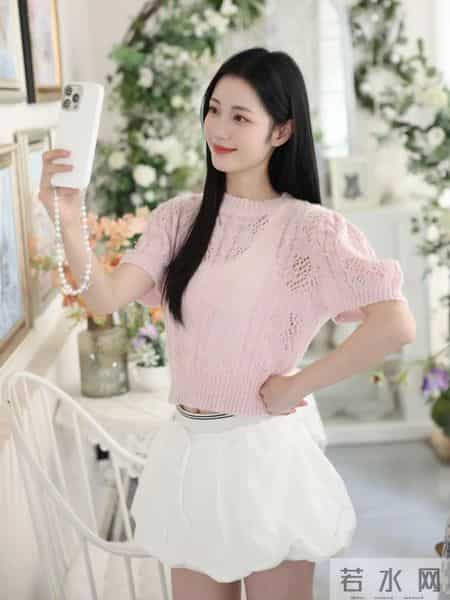 粉白配色穿不好显幼稚？用“软硬材质混搭”破局，甜而不腻