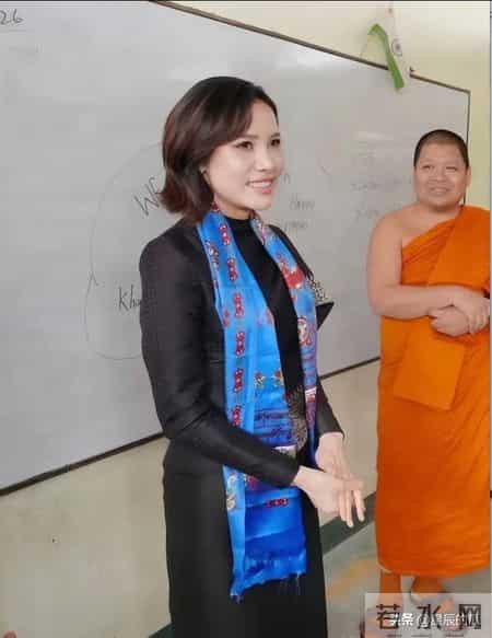 贵妃最后1站！印度小学做功德，戴爱马仕上万披肩 心情沉重不开心