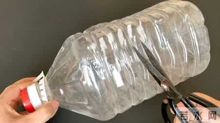 大油桶别扔了，剪一刀放在卫生间，全家人都要抢着用，太棒了！