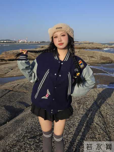 棒球服+短裙在海边把“甜酷松弛感”焊死了
