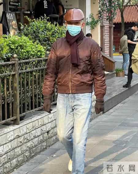 男人老了：可以不穿花衬衫、卫衣，但这3件“上衣”不能少！