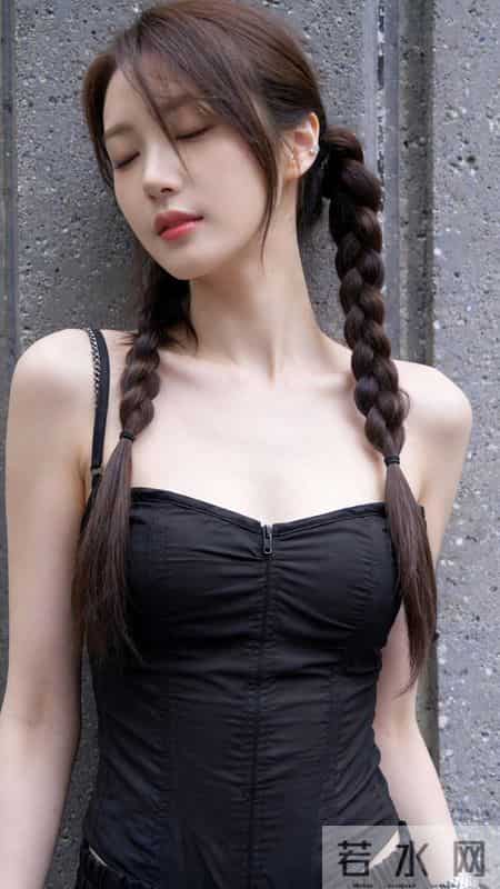 黑色穿搭，抹胸上衣才是灵魂单品！它的鱼骨收腰设计勾勒傲人曲线
