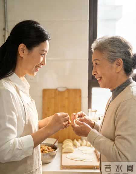 现在有一种新型婆媳关系正在流行：婆婆不受气、儿媳不委屈、老公不为难