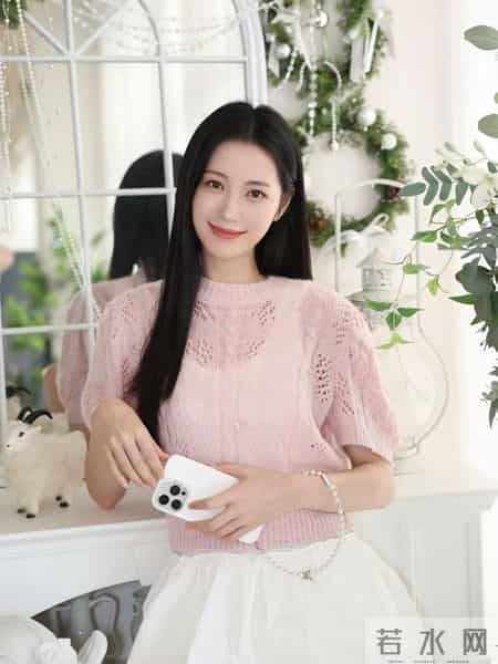 粉白配色穿不好显幼稚？用“软硬材质混搭”破局，甜而不腻