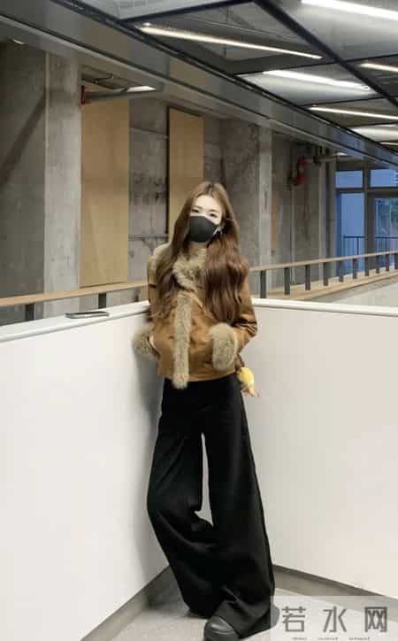 毛毛外套+喇叭裤，秋冬这样穿时髦又好看