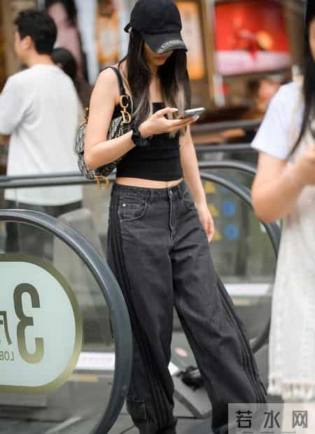 到成都才察觉：街头随处可见“抹胸+低腰裤”，露腰展身姿，很吸睛