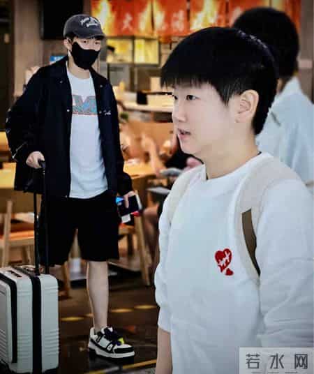 发现没？哥姐为了避嫌好像都忘记普通同事应该是怎么相处了