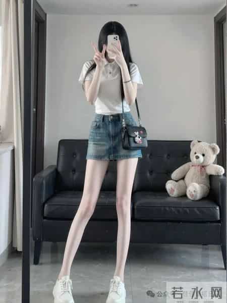 “白 Polo + 牛仔短裙” 太绝了！
