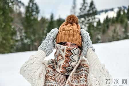 天气寒冷,常戴帽子好吗?医生:过了69岁,戴帽子千万注意这几点