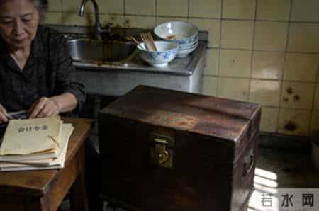 我被丈夫pua了大半辈子,如今退休工资9000,买件新衣服却被他骂败家,第二天我冷静提出离婚,他彻底慌了