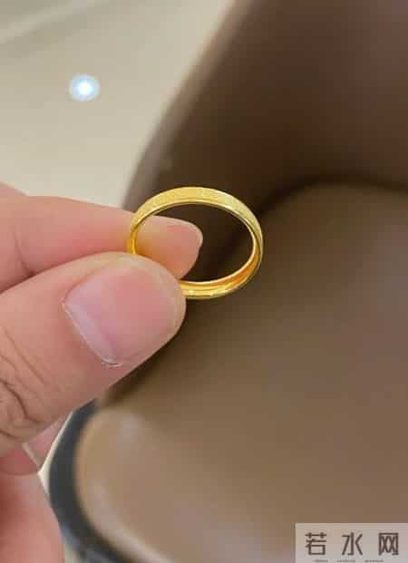 5克小金戒指竟然这么显眼，路人都在偷看