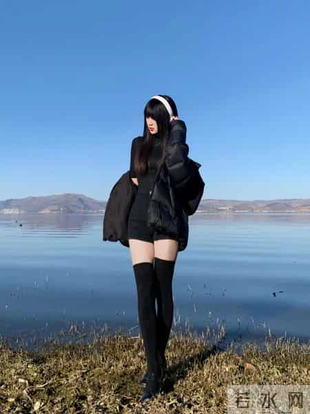 黑系纯欲辣妹！湖畔穿搭直接美到发光