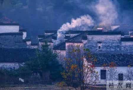 爷爷去世后，我家就再没回去过，出差路过，我发现院内竟有人居住