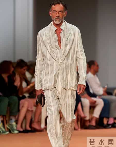 欧美男性年长更具魅力的原因：不穿老年服饰，不留光头，精致且高雅