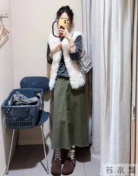 Muji这件“海盐巧克力”T恤，搭皮草马甲直接封神