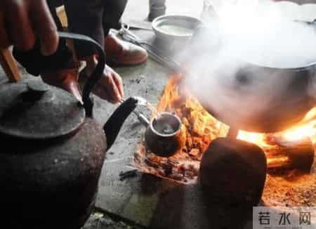 爷爷去世后，我家就再没回去过，出差路过，我发现院内竟有人居住