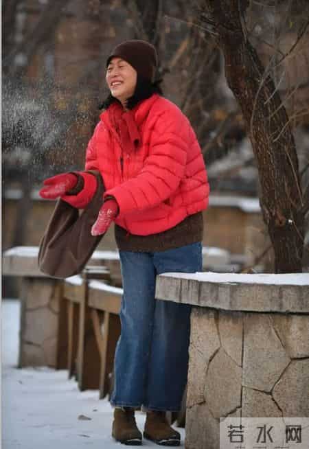 这才是60岁该有的打扮:衣不穿紧,色不过三,美得优雅又高级