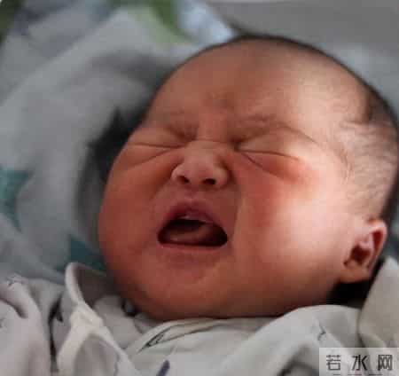 男子在路边捡到一女婴，30年后，发现她竟戴着我当初送战友的项链