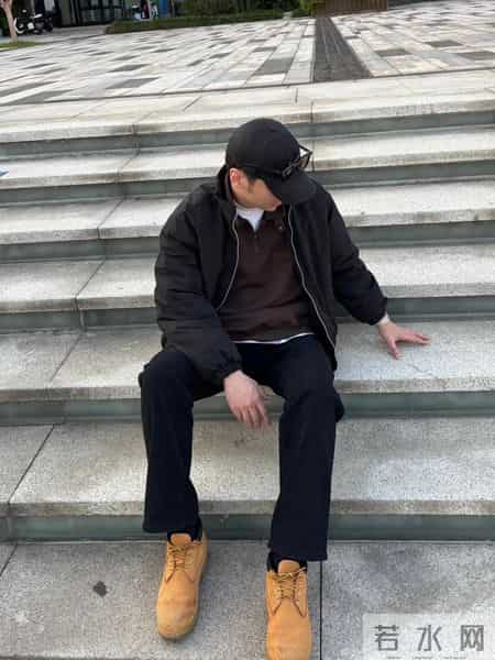 冬日这样穿绝啦，黑棉服叠穿咖卫衣，舒适感感爆棚，爱了爱了