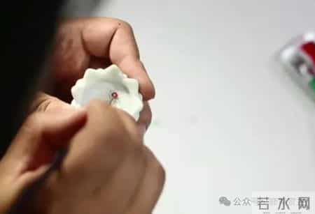 山西村民捡到一杯子，装满水后，杯子里的蝴蝶突然“飞舞”起来