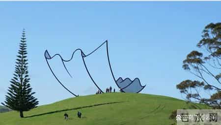 48张老照片看奇闻奇事，爱因斯坦合影卓别林，沙漠中的绿洲，在建中的埃菲尔铁塔