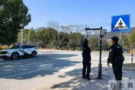 货车司机凌晨偷走公安的摄像头，因觉得拍出的画面肯定清晰，“快过年了，老家正好缺一个”；已被依法处理