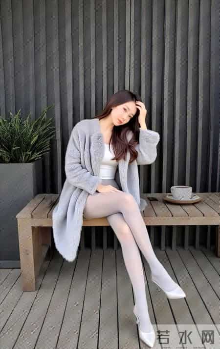 灰色皮草+厚灰袜+白色尖头鞋,冬日温柔轻奢风直接拿捏!