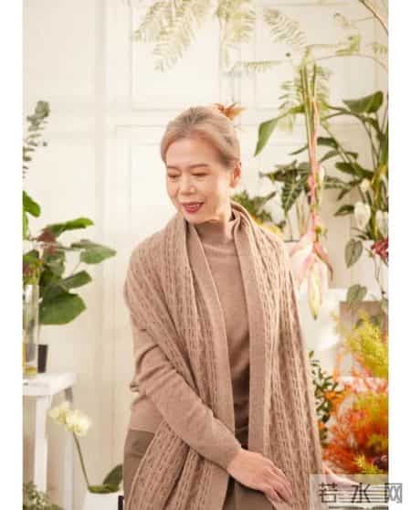 又发现一位超会穿的大姐，62岁打扮时髦洋气，不特别显年轻但气质