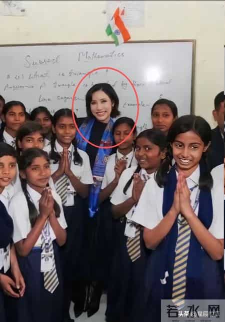 贵妃最后1站！印度小学做功德，戴爱马仕上万披肩 心情沉重不开心