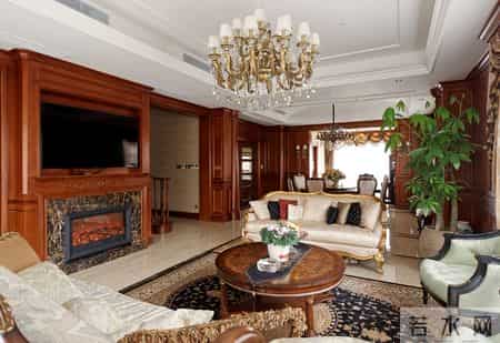 男子在路边捡到一女婴，30年后，发现她竟戴着我当初送战友的项链