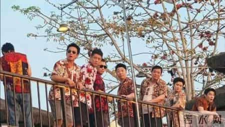 男人老了：可以不穿花衬衫、卫衣，但这3件“上衣”不能少！