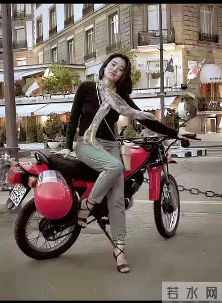 林青霞脚上的这鞋子，放到现在也很流行。