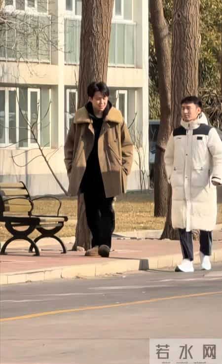 大头真是800个心眼！开辆酷炫绿色新车打着闪光灯，跟谁打招呼呢