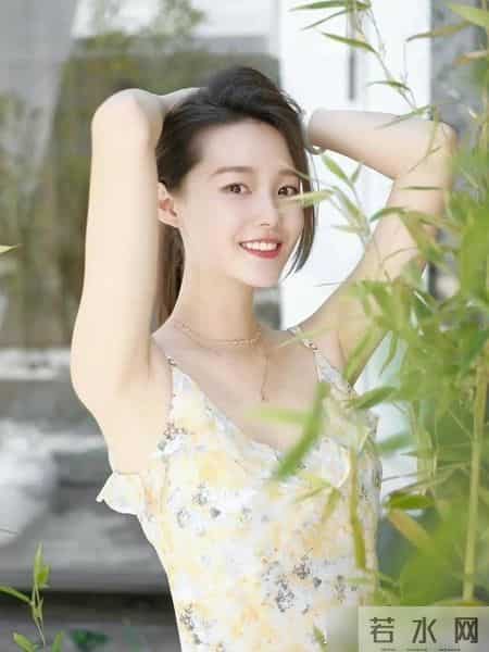 吊带连衣裙这样穿，高级感满满，让你尽显清新淡雅的时尚风采