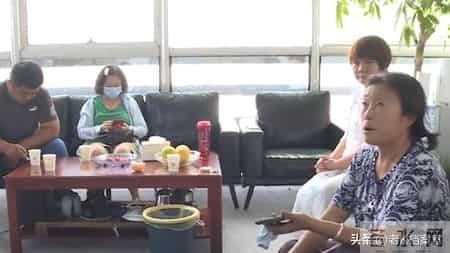 六旬母亲睡楼道一天一夜，大女儿视若无睹，她是家庭版的武则天