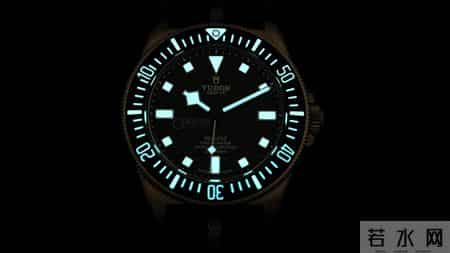 别只盯着水鬼了！硬核潜水表，你该看看这只
