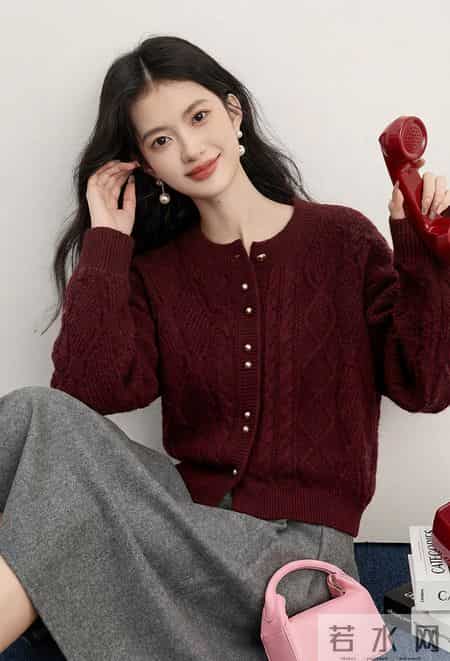 冬日超火的一组配色：灰+红，好看显高级！