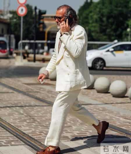 男人老了：可以不穿花衬衫、卫衣，但这3件“上衣”不能少！